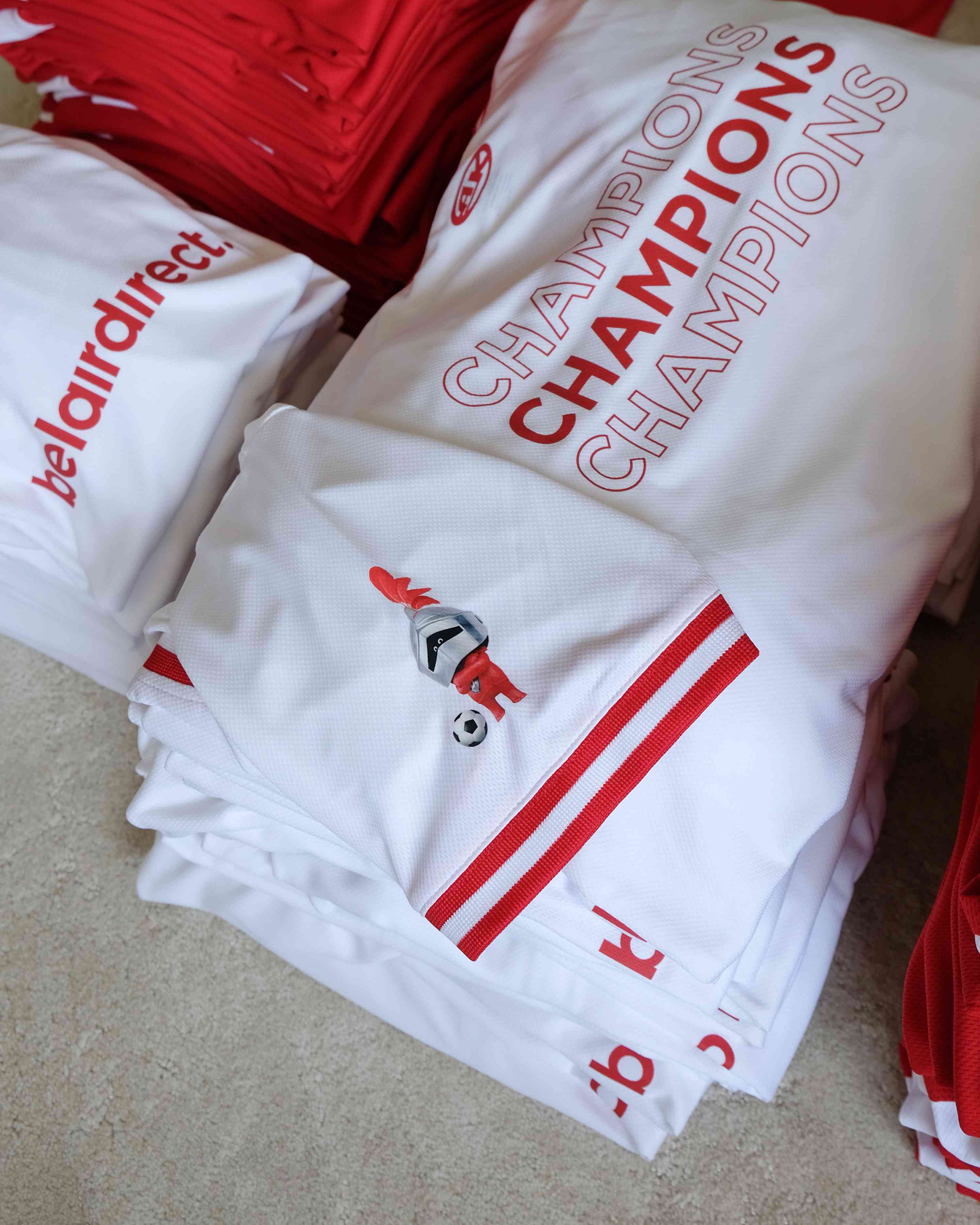 Belairdirect — 165 maillots de soccer personnalisés pour un concours interne inspiré de la Coupe du Monde.