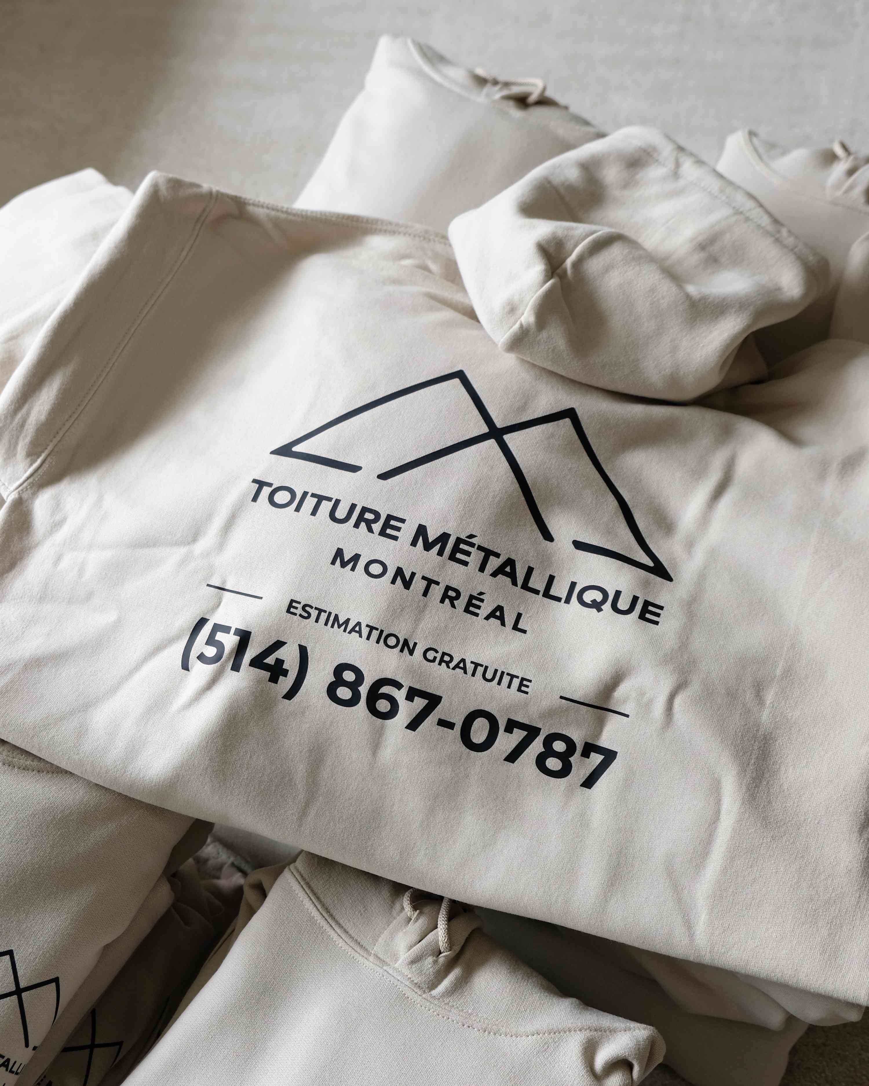 Toiture Métallique Montréal — Hoodies personnalisés pour une entreprise de toiture.